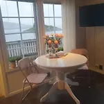 Feriehus Idyllisk Sjohus Pa Naurstad