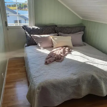 펜션 Idyllisk Sjohus Pa Naurstad *