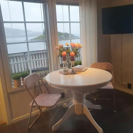 펜션 Idyllisk Sjohus Pa Naurstad