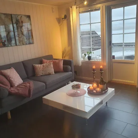 Idyllisk Sjøhus På Naurstad *