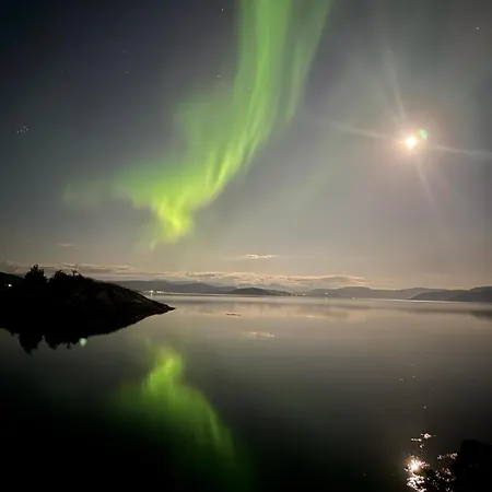 Idyllisk Sjohus Pa Naurstad *