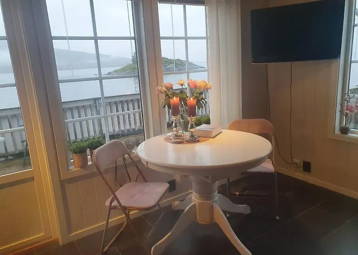 Semesterbostad Idyllisk Sjøhus På Naurstad