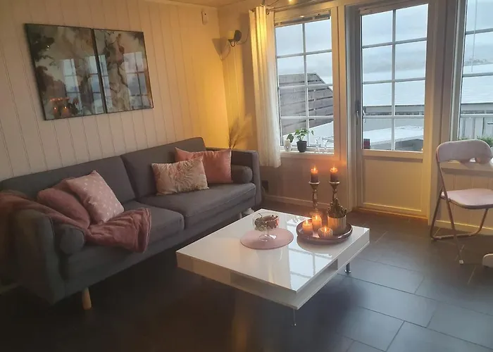 Idyllisk Sjøhus På Naurstad *
