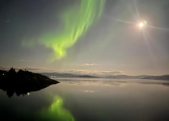 Idyllisk Sjøhus På Naurstad *